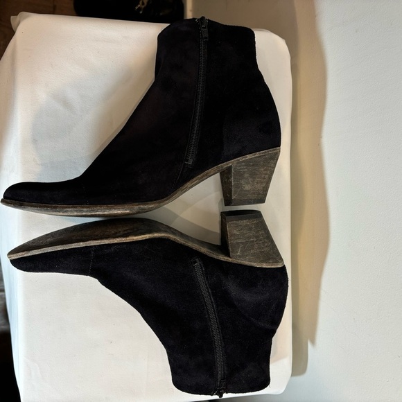 JOHN FLUEVOG Sz 9.5 Ankle Booties Suede Stacked Heel Zipper Closure Boots - Picture 3 of 12